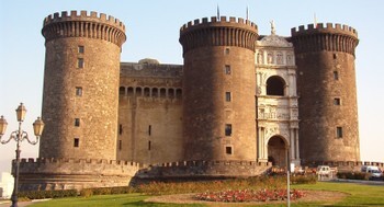 L’arco di trionfo all’ingresso del Castello L’arco di trionfo all’ingresso del Castello