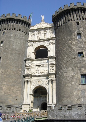 L'arco di Alfonso D'Aragona serrato tra le torri di Mezzo e della Guardia